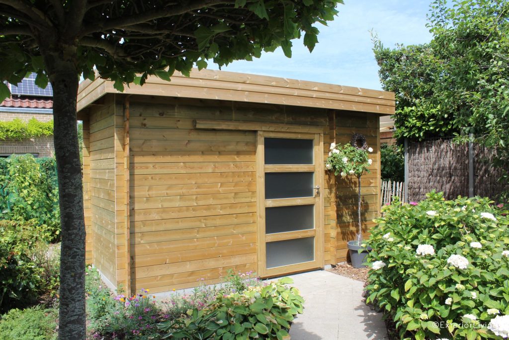 Chalet en bois dans un jardin.