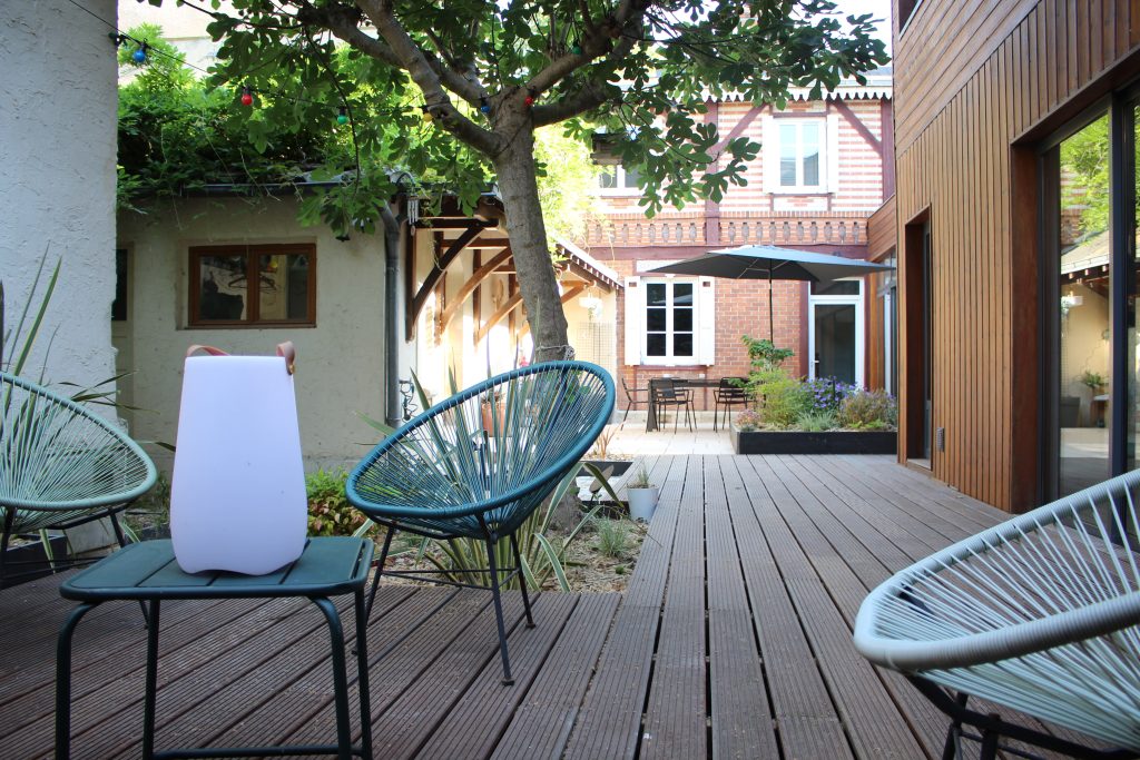 Terrasse en bois dans un jardin de ville en plein cœur de Tours (37).