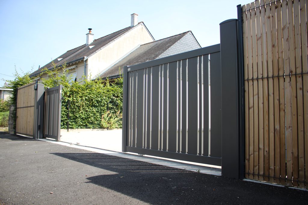 Portail ajouré en aluminium à ouverture antagoniste.